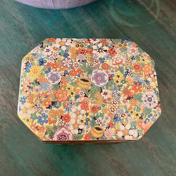 Vintage Floral Tin | Made in England | 5-1/2” W, 3-3/4” T, 4” D - Picture 4 of 9